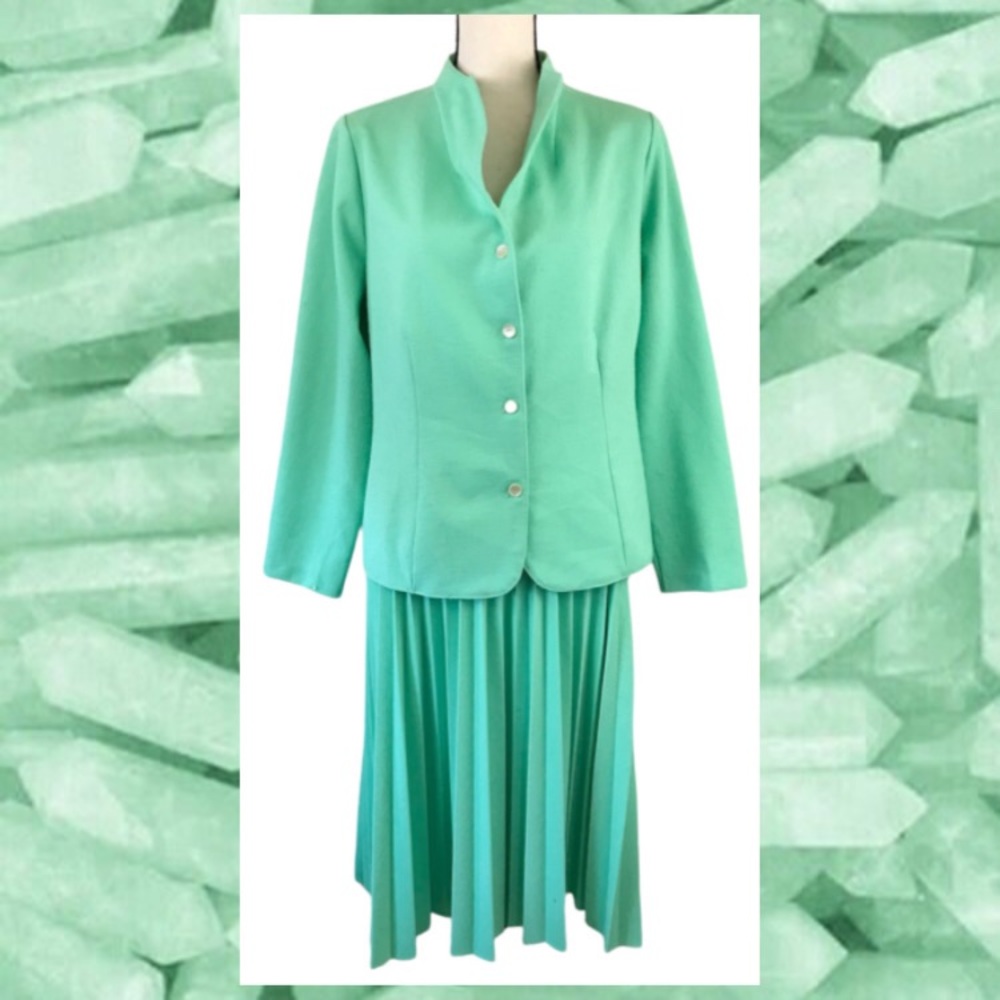 Vintage 70s 80s Mint Green Textured Skirt Suit. Pleated Skirt 16 1/2